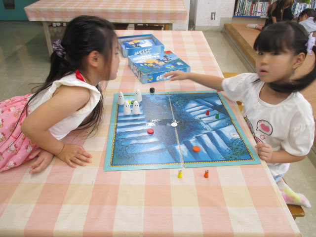 ボードゲームをしている写真 ボードゲームをしている写真