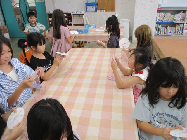 ミサンガを作っている写真 ミサンガを作っている写真