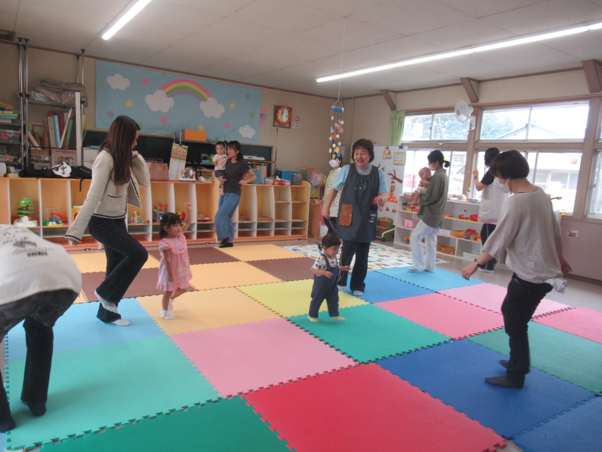 親子でリズム遊びしている様子です 親子でリズム遊びしている様子です